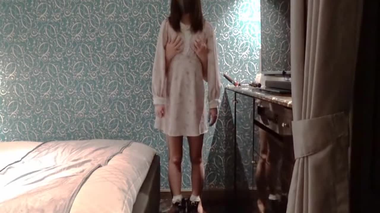 【激マブ】ちっぱいスジマンのかわいらしいコンカフェ嬢を呼び出して生ハメ顔射